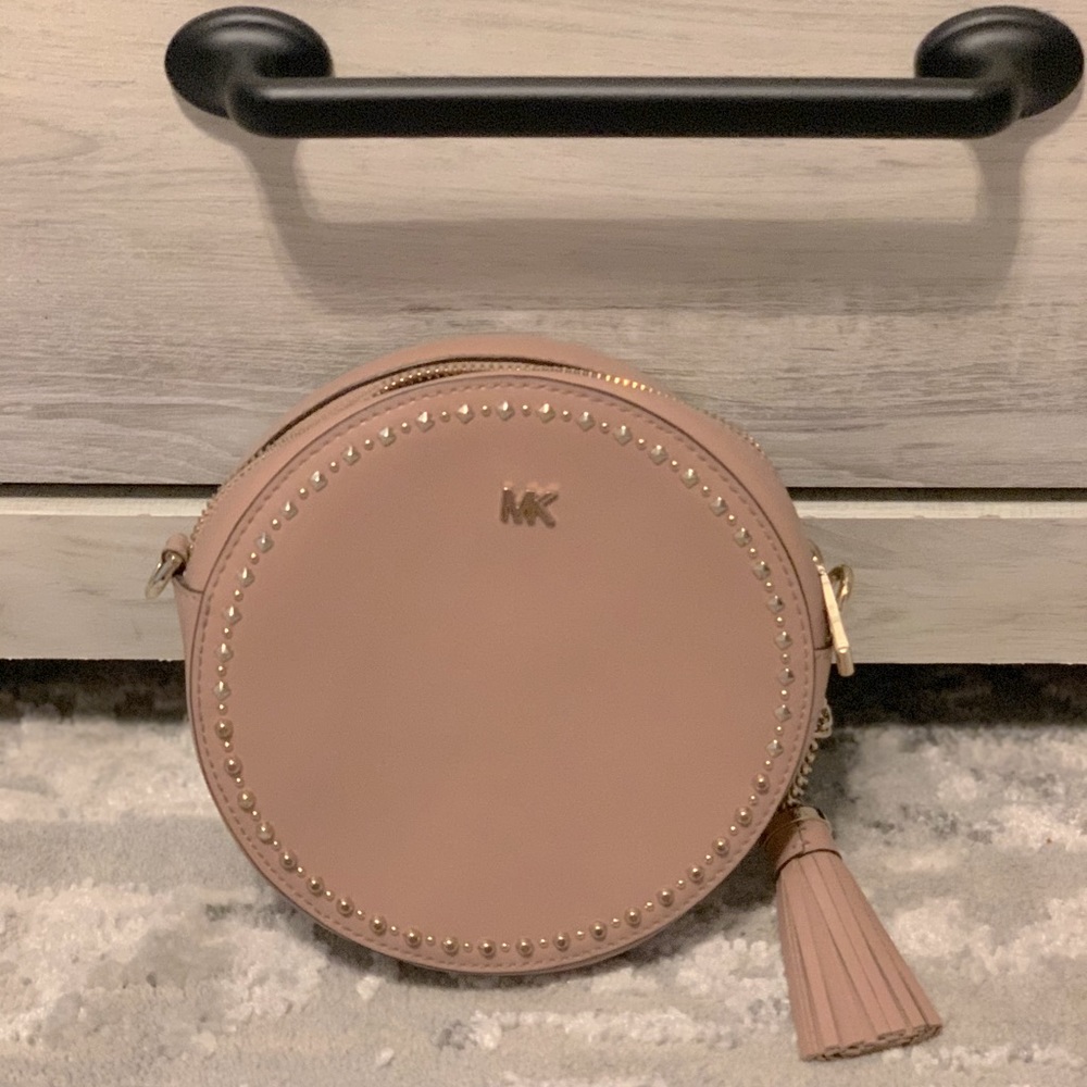 michael kors crossbody, blush color.